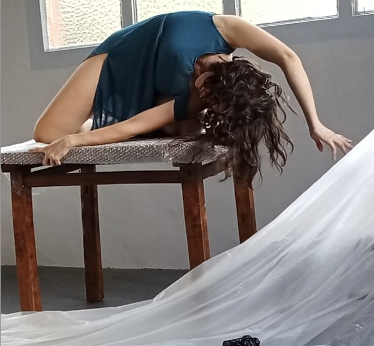 L'artista Emma Regada durant un assaig de 'Plasticida'. L'artista Emma Regada durant un assaig de 'Plasticida'.