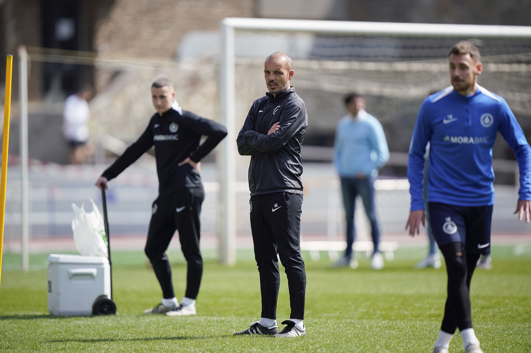El tècnic de l'FC Andorra, atent a una de les sessions d'entrenament al Comunal. El tècnic de l'FC Andorra, atent a una de les sessions d'entrenament al Comunal.