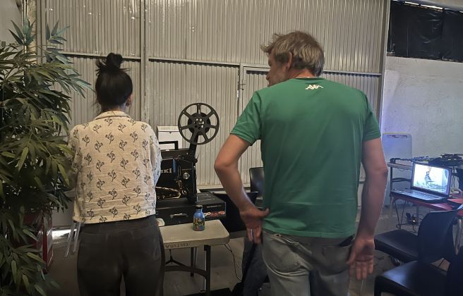 Laura Moreno i Tusio, preparant la projecció. Laura Moreno i Tusio, preparant la projecció.