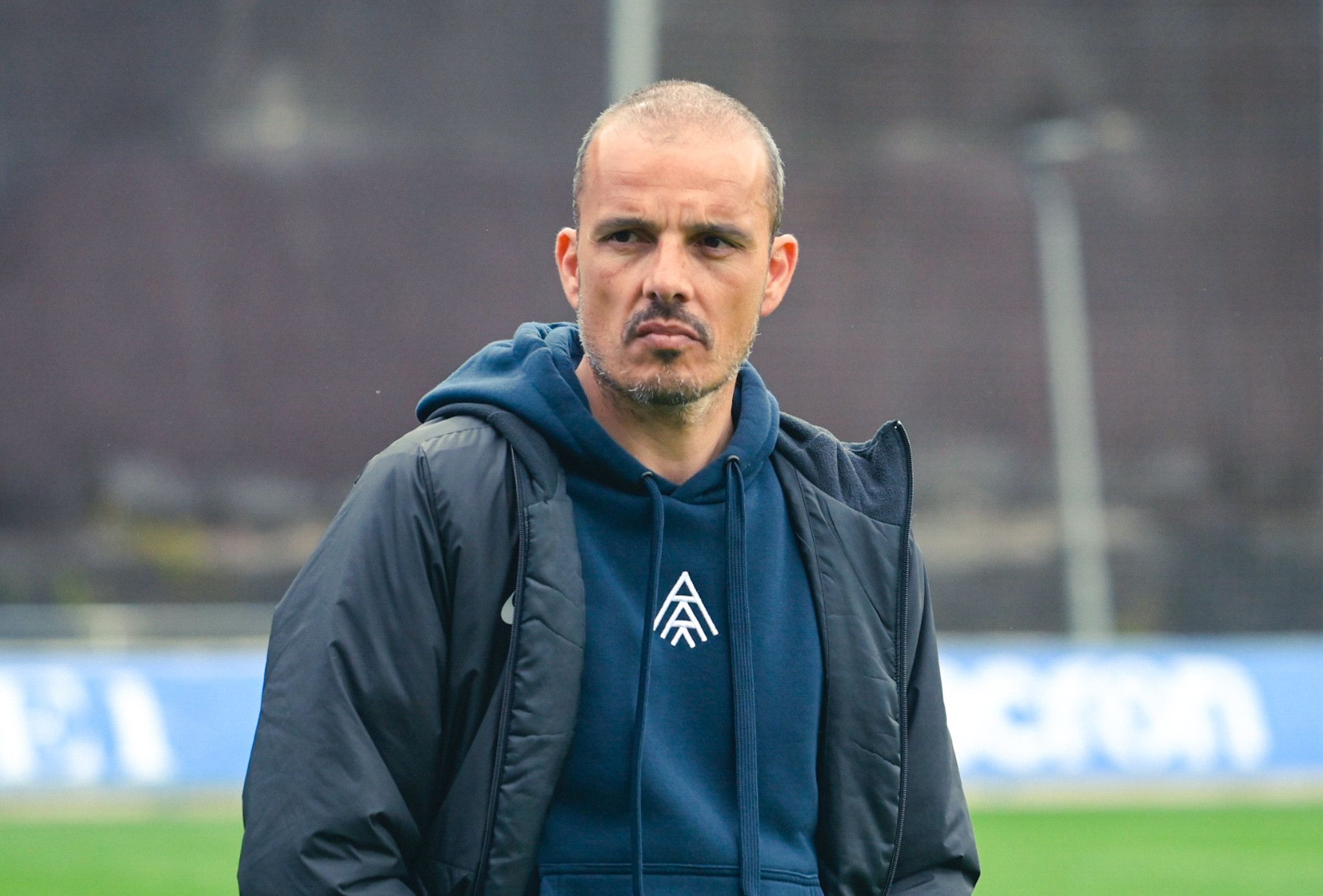 'Beto' Company, pensatiu abans del xiulet inicial contra la Reial Societat B. 'Beto' Company, pensatiu abans del xiulet inicial contra la Reial Societat B.