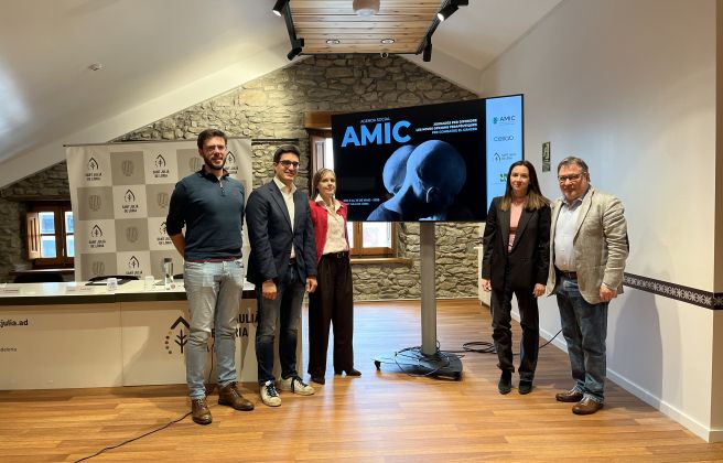 El cònsol major, Cerni Cairat, el director de marketing de l'empresa Cellab, Joan Muro, la vicepresidenta d’Assandca, Barbara Dos Santos, la cònsol menor, Sofia Cortesao, i el doctor i cap d’Anatomia Patològica de l’Hospital Clínic de Barcelona, Antoni Martínez. El cònsol major, Cerni Cairat, el director de marketing de l'empresa Cellab, Joan Muro, la vicepresidenta d’Assandca, Barbara Dos Santos, la cònsol menor, Sofia Cortesao, i el doctor i cap d’Anatomia Patològica de l’Hospital Clínic de Barcelona, Antoni Martínez.