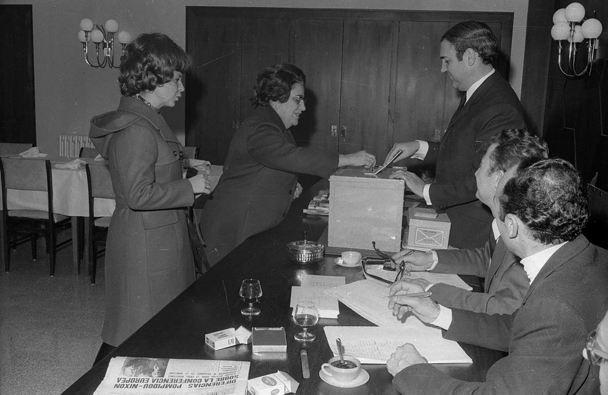 Les primeres andorranes en exercir el dret a vot. Les primeres andorranes en exercir el dret a vot.