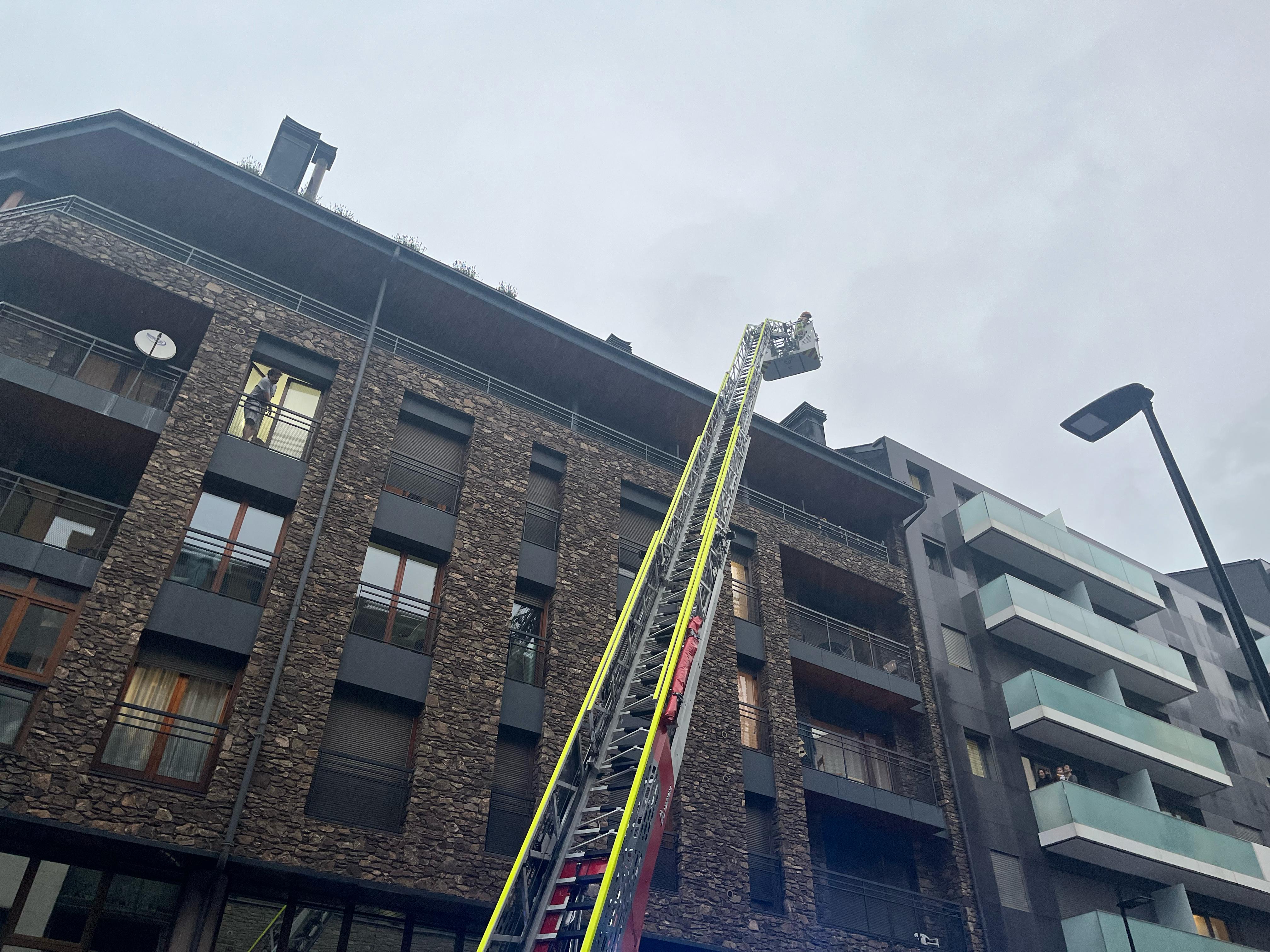 Escala del cos de bombers durant l’actuació. Escala del cos de bombers durant l’actuació.
