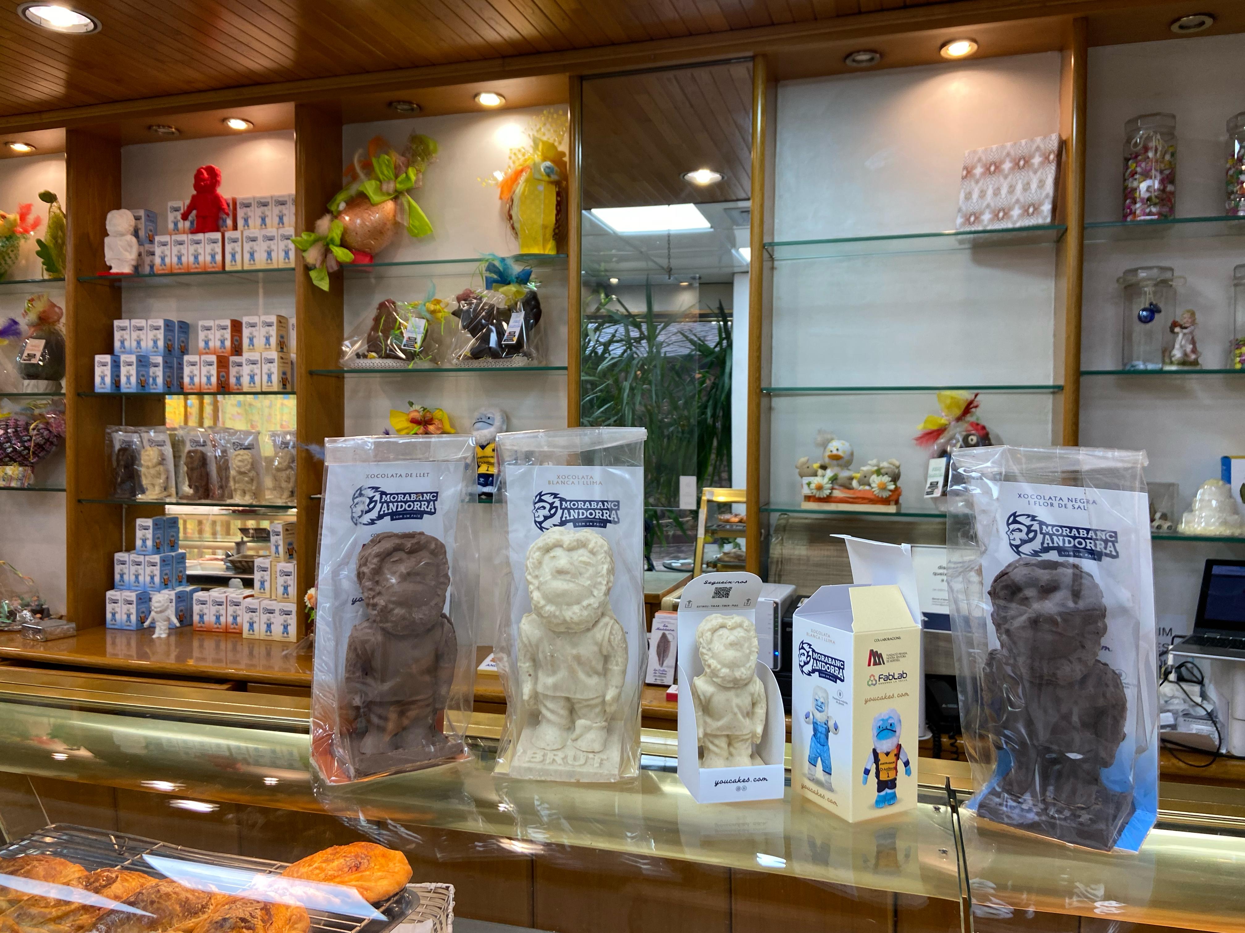 Així són les mones del Brut, la mascota del MoraBanc Andorra que ofereix YouCakes by Estopiñan. Així són les mones del Brut, la mascota del MoraBanc Andorra que ofereix YouCakes by Estopiñan.