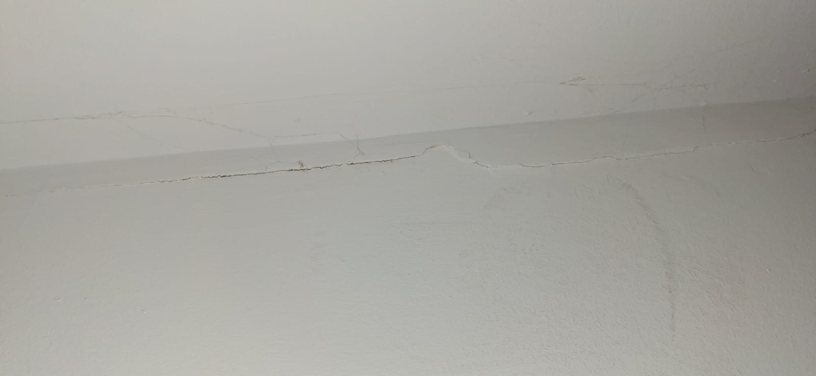 Una de les esquerdes aparegudes. Una de les esquerdes aparegudes.