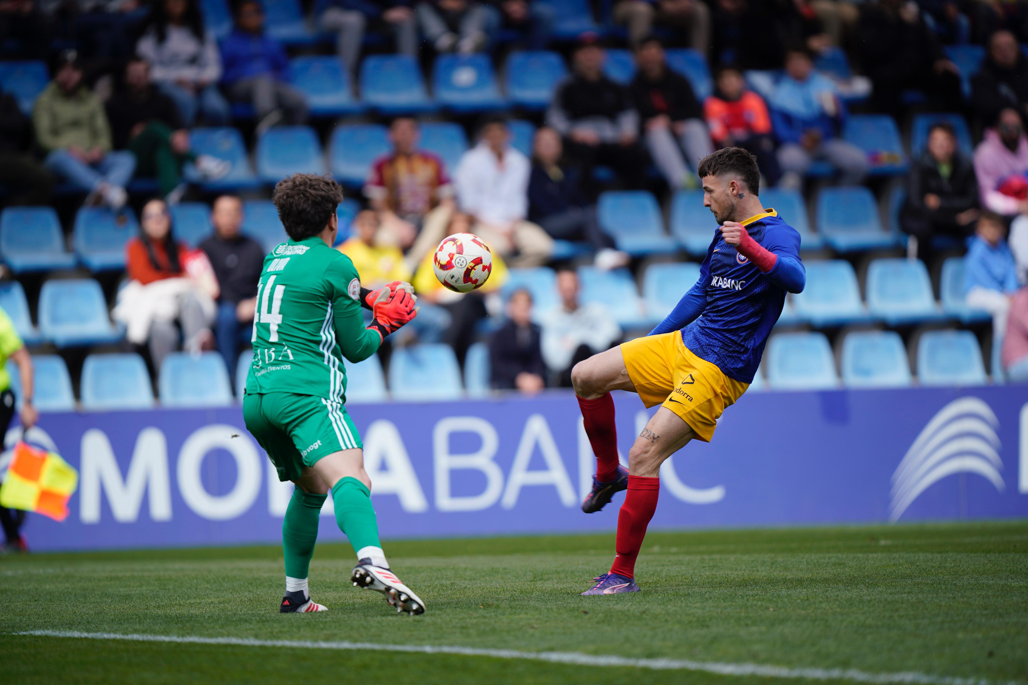 Nieto, en la primera ocasió de perill de l'FC Andorra. Nieto, en la primera ocasió de perill de l'FC Andorra.