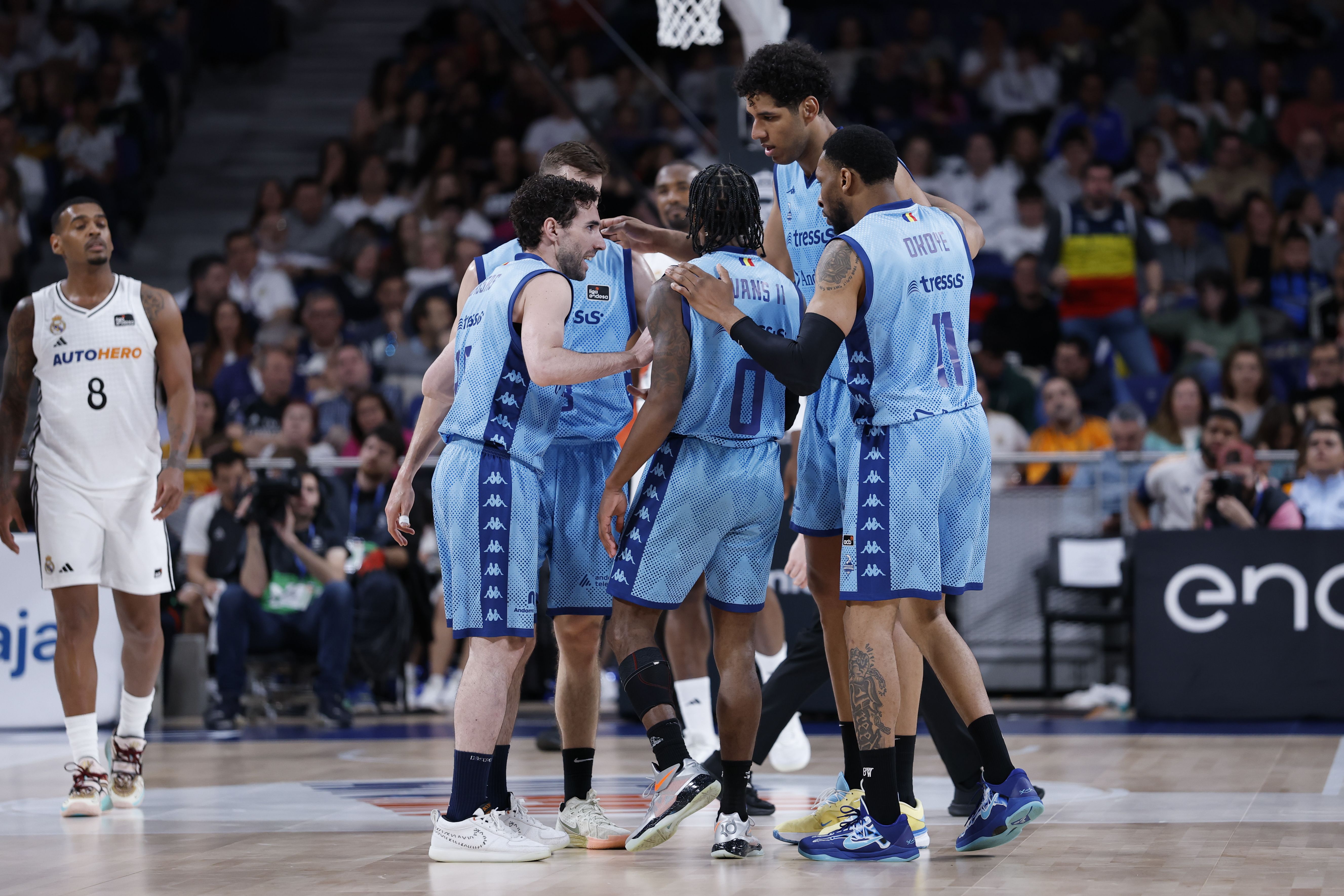 Els jugadors del MoraBanc, reunits al centre de la pista. Els jugadors del MoraBanc, reunits al centre de la pista.