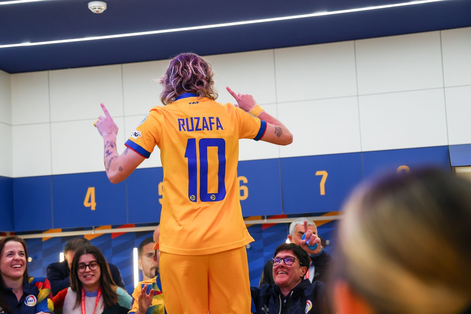 Ruzafa va ser una de les ànimes de la festa post-victòria en la victòria contra Xipre. Ruzafa va ser una de les ànimes de la festa post-victòria en la victòria contra Xipre.