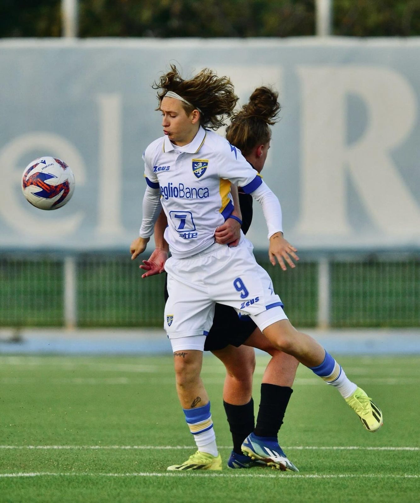 La davantera andorrana, en acció en un duel de la Serie C italiana. La davantera andorrana, en acció en un duel de la Serie C italiana.