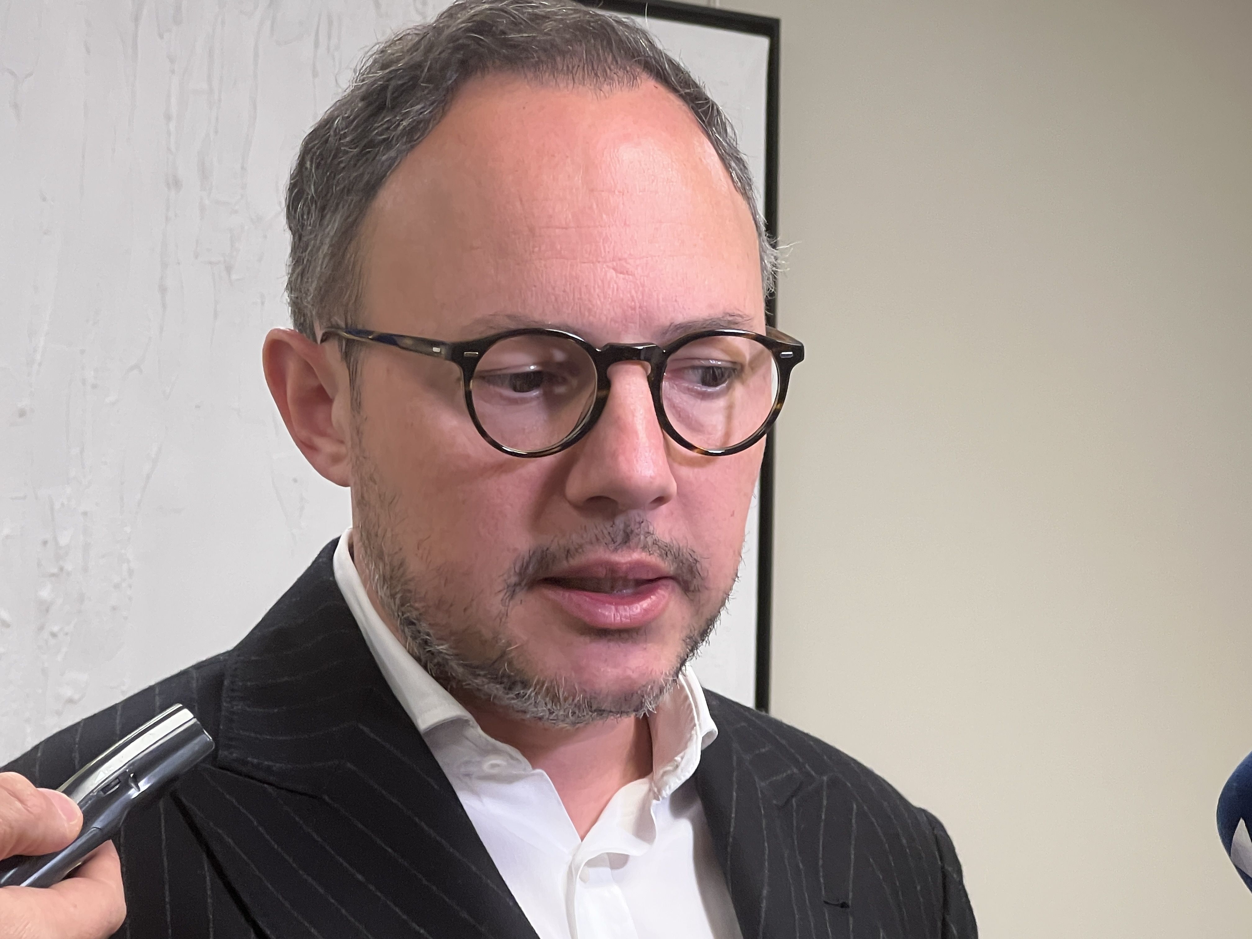 Xavier Espot donant explicacions als mitjans de comunicació. Xavier Espot donant explicacions als mitjans de comunicació.