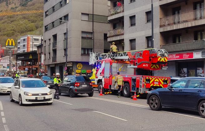 Cap a la zona s'han desplaçat bombers, una ambulància i servei de policia. Cap a la zona s'han desplaçat bombers, una ambulància i servei de policia.