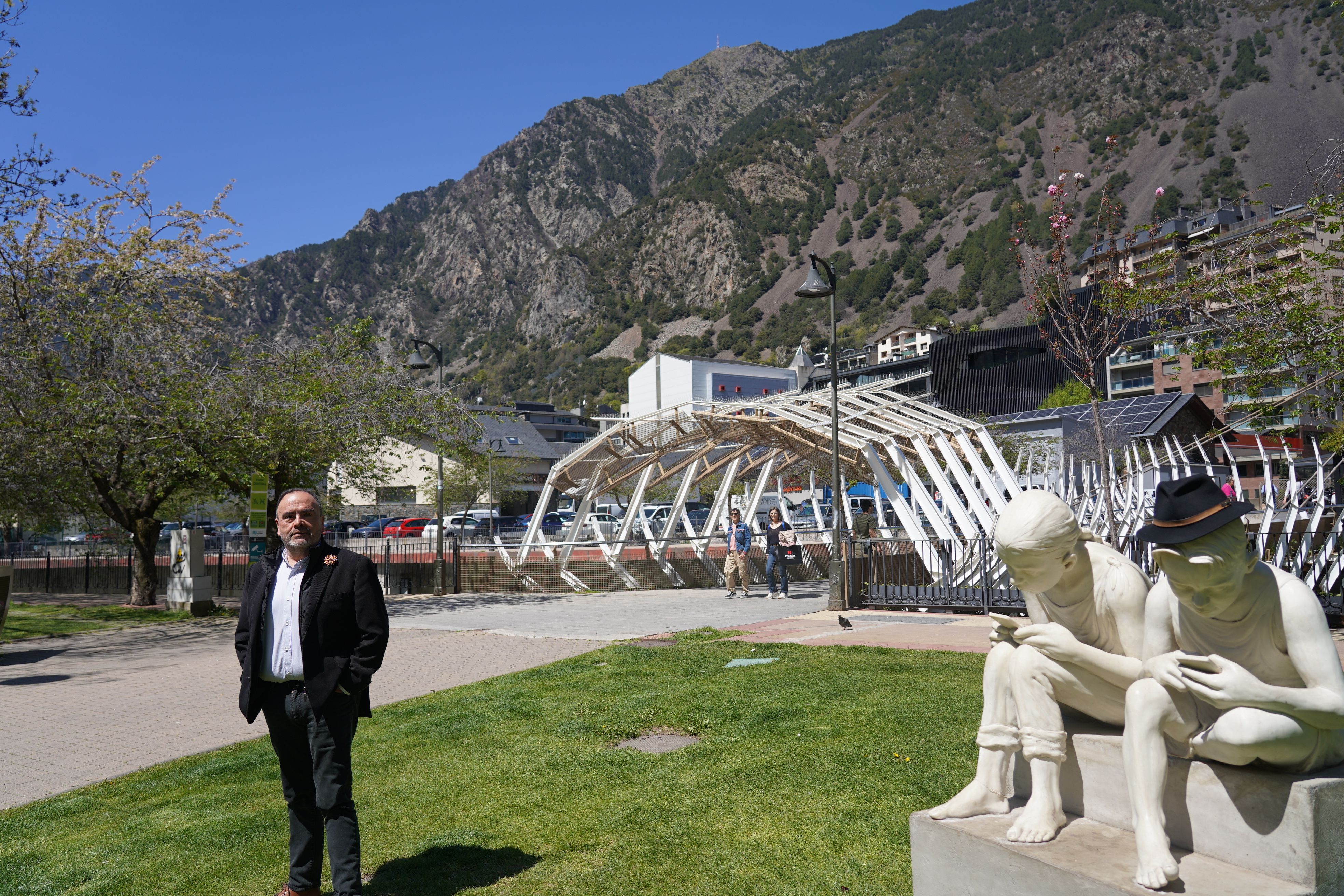 Gallardo, al Parc Central, bromeja amb una escultura de dues persones mirant el mòvil. Gallardo, al Parc Central, bromeja amb una escultura de dues persones mirant el mòvil.
