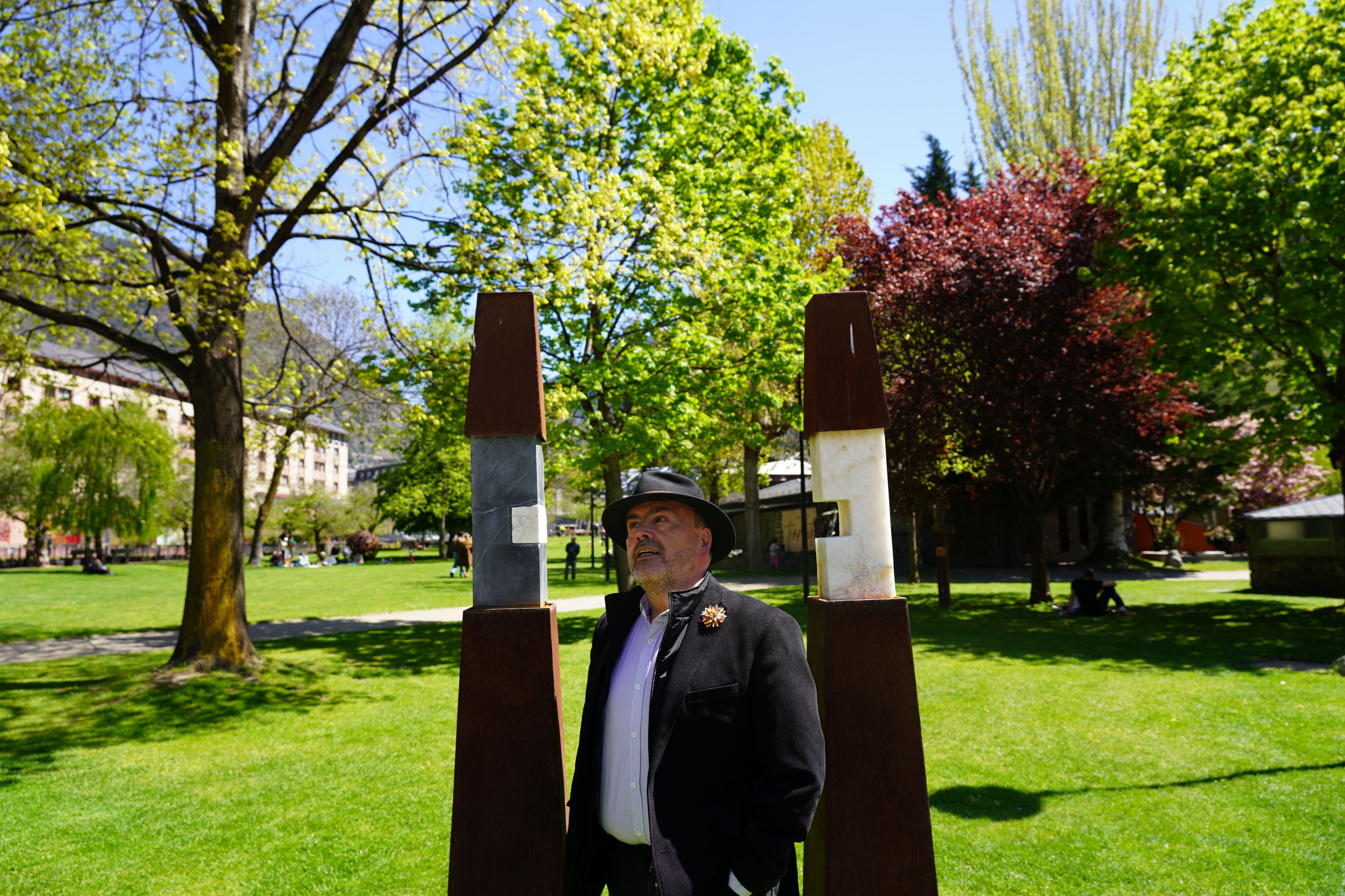 El nou mandatari del rugbi, entre dos pals. El nou mandatari del rugbi, entre dos pals.