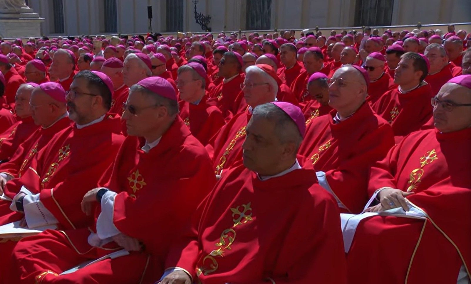 Serrano Pentinat entre altres bisbes. // Bisbat d'Urgell Serrano Pentinat entre altres bisbes. // Bisbat d'Urgell