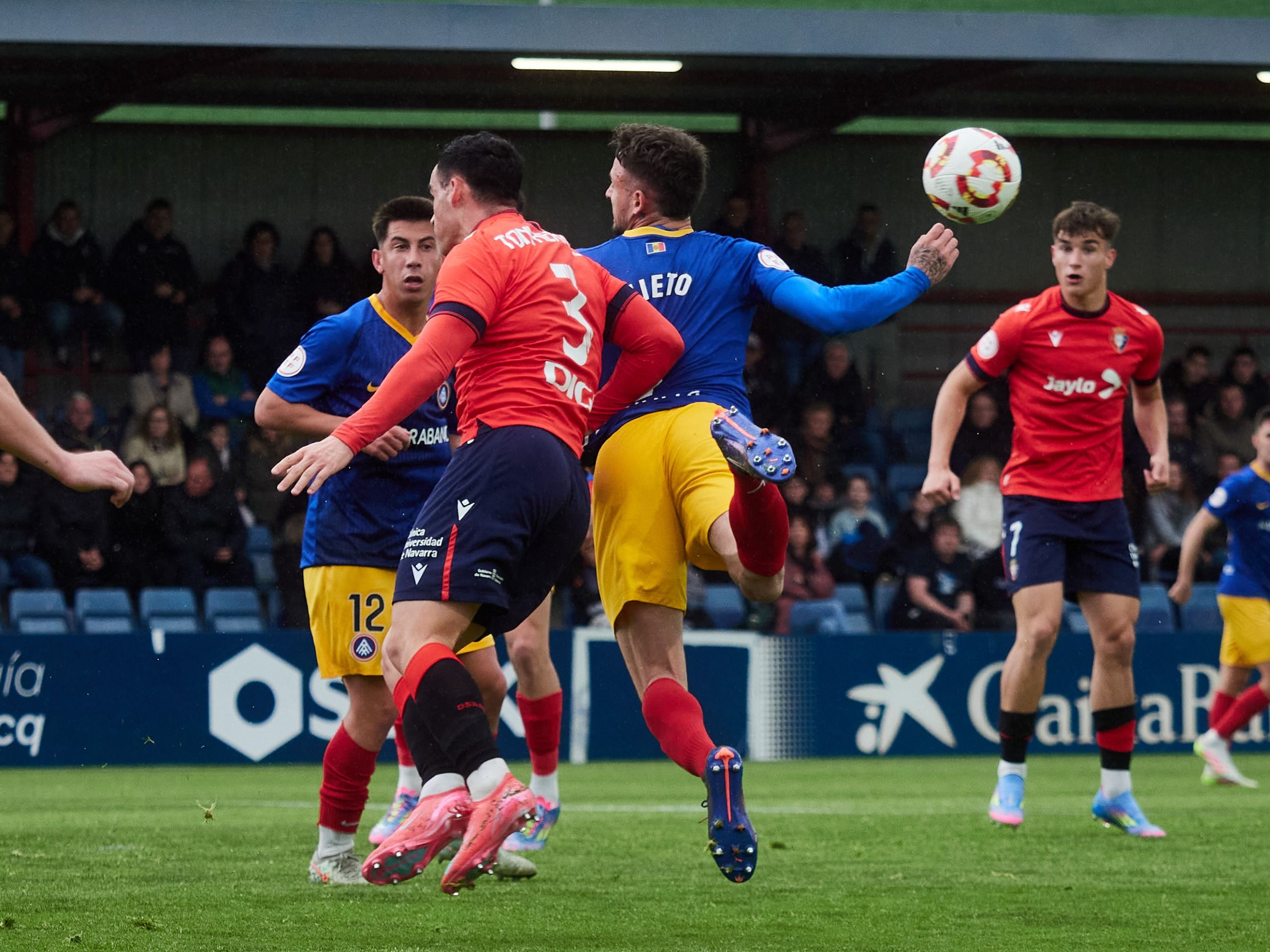 Els locals han implantat un ritme molt físic al partit. Els locals han implantat un ritme molt físic al partit.