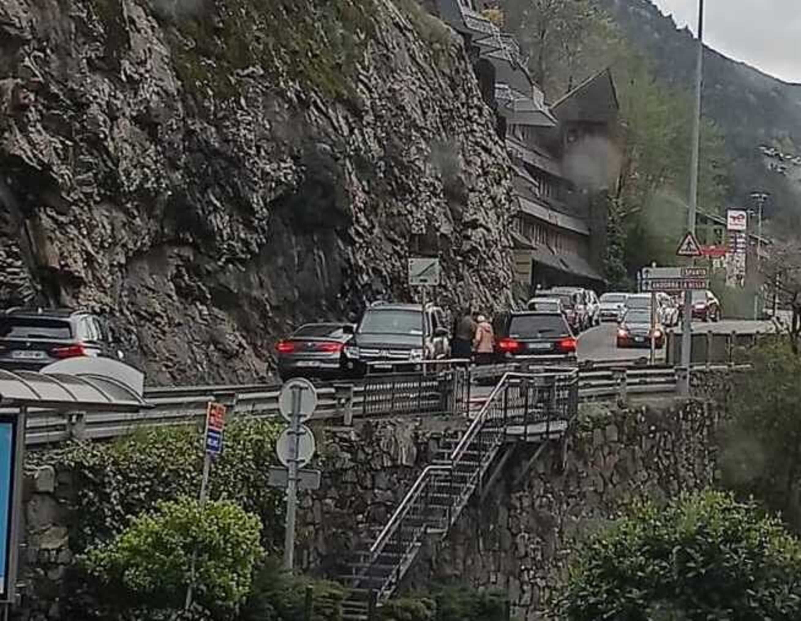 Accident a la CG-2, al tram que enllaça la rotonda d'Engolasters amb el punt rodó de Varisa. Accident a la CG-2, al tram que enllaça la rotonda d'Engolasters amb el punt rodó de Varisa.