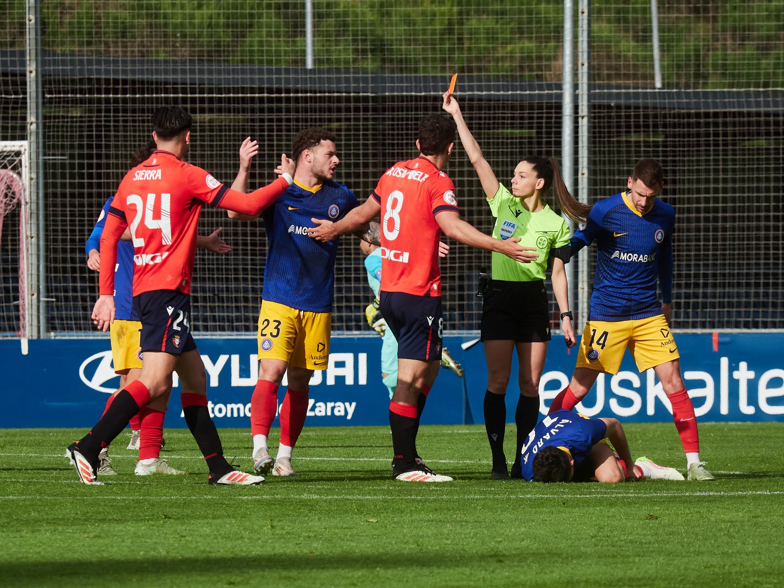 La col·legiada Maria Eugenia Gil, ensenyant la vermella a Echegoyen. La col·legiada Maria Eugenia Gil, ensenyant la vermella a Echegoyen.