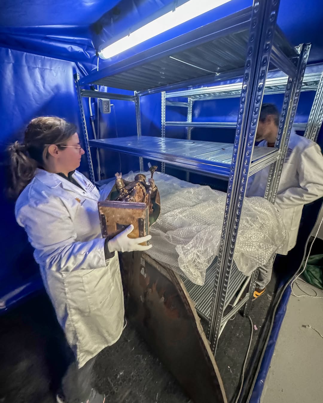 Rebem el retaule gòtic de Sant Martí de la Cortinada, l’arca dels sis panys i la imatge de Sant Ermengol , procedents de la Casa de la Vall . Les peces romandran a la cambra d’anòxia durant 21 dies per garantir ne la desin (1) Rebem el retaule gòtic de Sant Martí de la Cortinada, l’arca dels sis panys i la imatge de Sant Ermengol , procedents de la Casa de la Vall . Les peces romandran a la cambra d’anòxia durant 21 dies per garantir ne la desin (1)